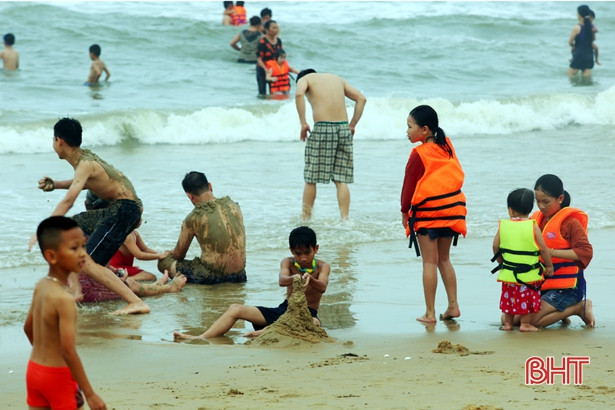 Bãi thoải, nước trong, biển Kỳ Anh “hút” khách trong kỳ nghỉ lễ