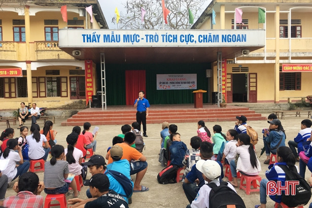 Dạy bơi miễn phí cho học sinh miền núi Hà Tĩnh