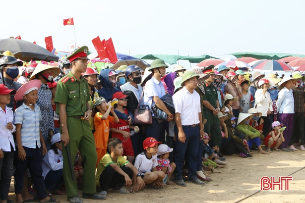 Tấp nập du khách đến biển Hà Tĩnh ngày đầu nghỉ lễ 30/4