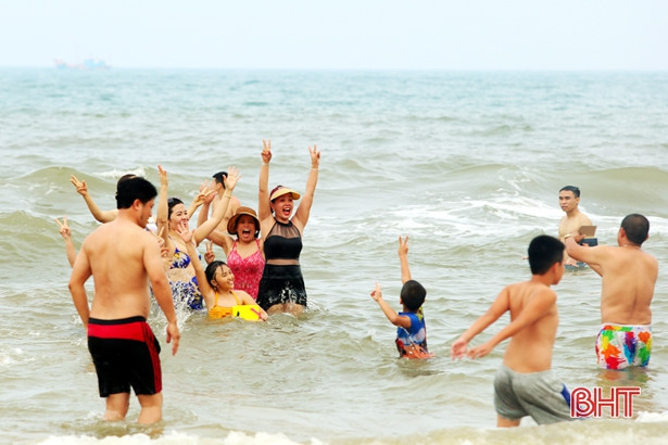 Bãi thoải, nước trong, biển Kỳ Anh “hút” khách trong kỳ nghỉ lễ