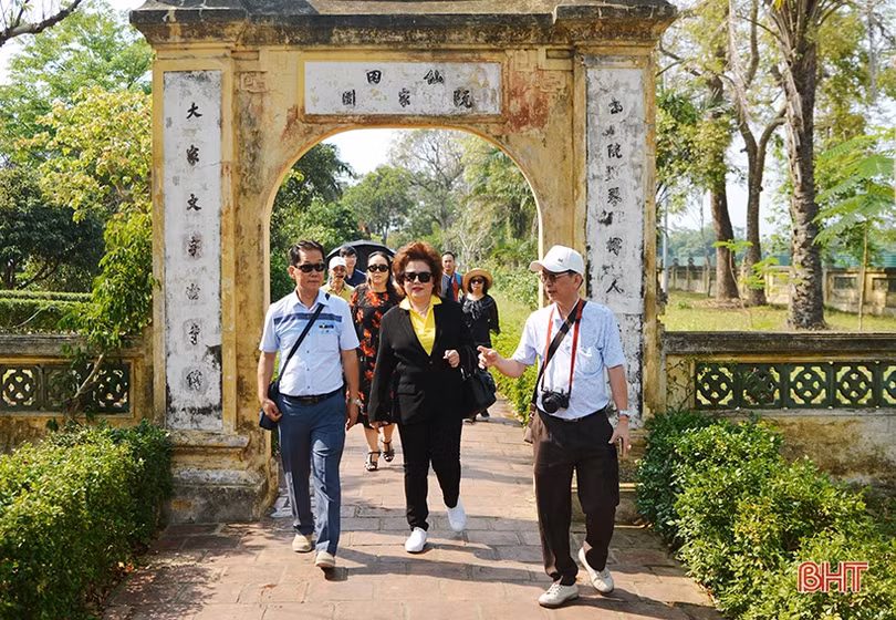 Du khách quốc tế, trong nước tham quan các điểm du lịch Hà Tĩnh