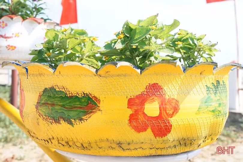 Tái chế lốp xe cũ thành giàn hoa trang trí bãi biển