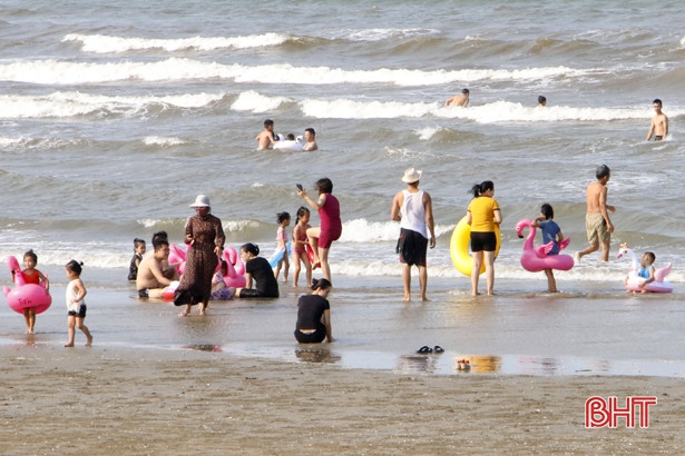 Tấp nập du khách đến biển Hà Tĩnh ngày đầu nghỉ lễ 30/4