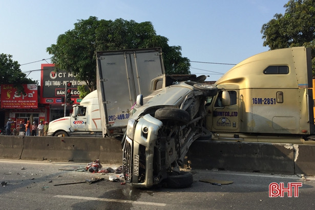 Hà Tĩnh: Xe container “lùa” 3 ôtô dừng đèn đỏ, 2 người đi xe bán tải trọng thương