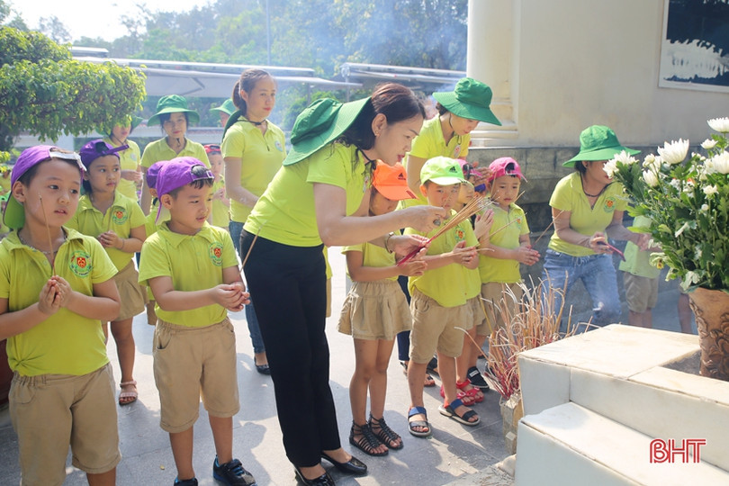 200 học sinh Mầm non Trí Đức về tri ân Ngã ba Đồng Lộc