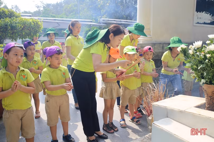 200 học sinh Mầm non Trí Đức về tri ân Ngã ba Đồng Lộc