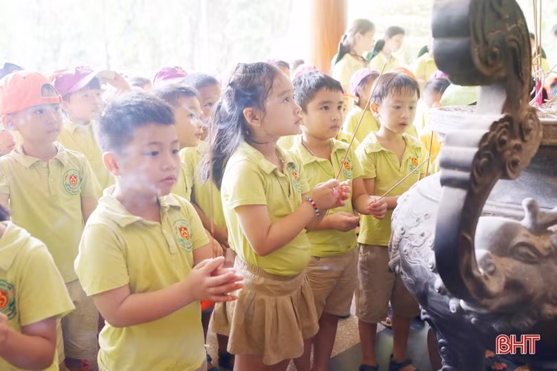 200 học sinh Mầm non Trí Đức về tri ân Ngã ba Đồng Lộc