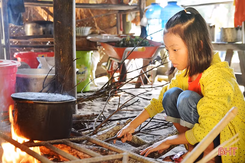 Nghẹn lòng người mẹ bệnh tật nuôi con nhỏ, sống lay lắt trong căn nhà dột nát ở vùng rốn lũ Hà Tĩnh