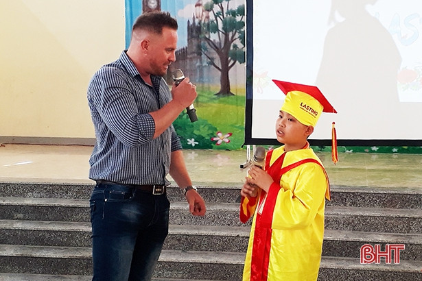Học sinh tiểu học hào hứng giao lưu “Tài năng tiếng Anh Lasting”