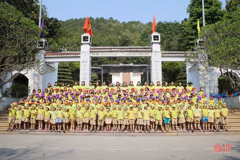 200 học sinh Mầm non Trí Đức về tri ân Ngã ba Đồng Lộc