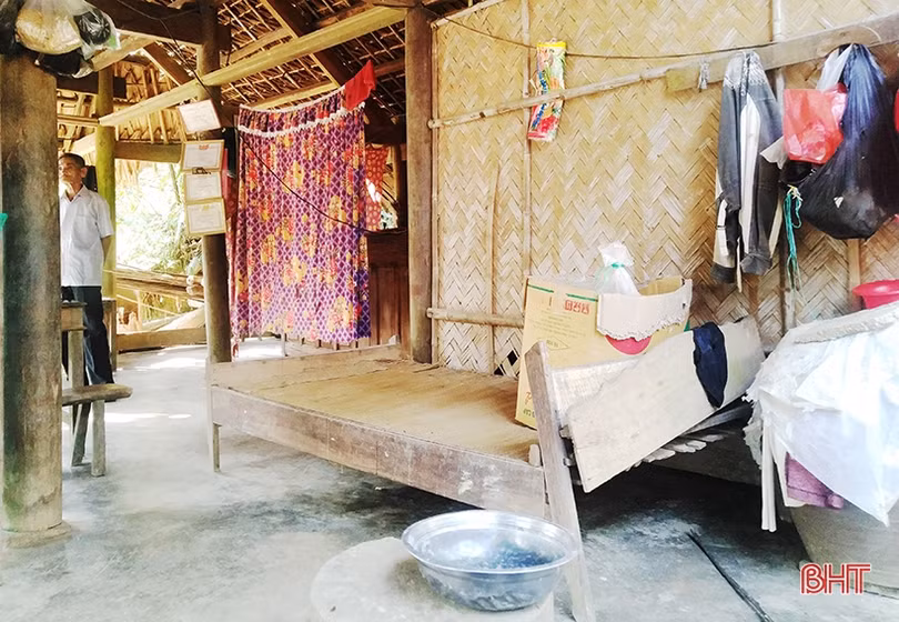 Nghẹn lòng người mẹ bệnh tật nuôi con nhỏ, sống lay lắt trong căn nhà dột nát ở vùng rốn lũ Hà Tĩnh