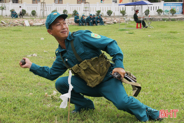 Xem dân quân vùng biển bãi ngang Hà Tĩnh huấn luyện chiến đấu