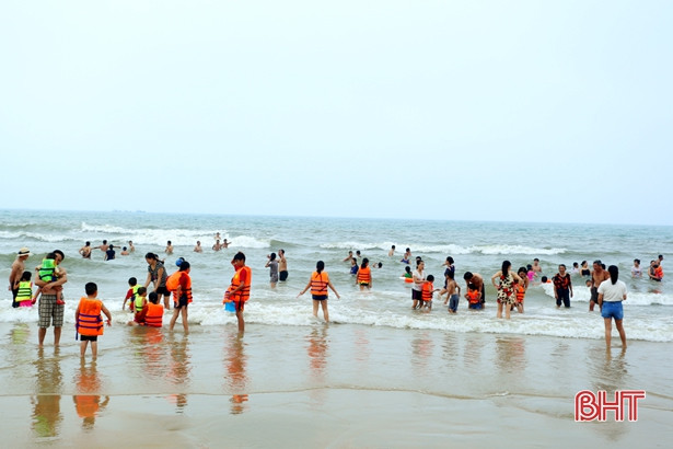 Bãi thoải, nước trong, biển Kỳ Anh “hút” khách trong kỳ nghỉ lễ