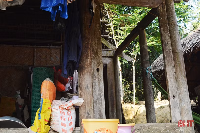 Nghẹn lòng người mẹ bệnh tật nuôi con nhỏ, sống lay lắt trong căn nhà dột nát ở vùng rốn lũ Hà Tĩnh