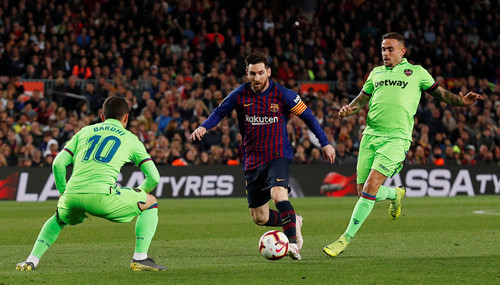 Messi đi vào lịch sử Barcelona với danh hiệu vô địch La Liga thứ 10