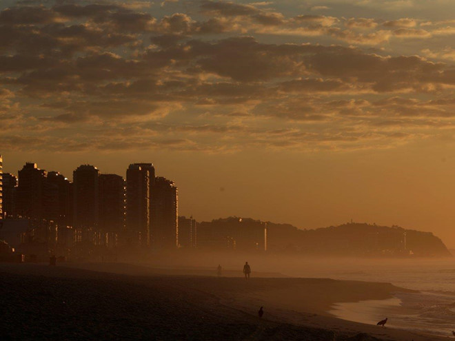 Gây ô nhiễm không khí: Theo Business Insider, vào những ngày nắng nóng, nhiệt từ mặt trời khiến các chất ô nhiễm phản ứng với khí trong khí quyển tạo thành ozone. Càng nóng, ô nhiễm ozone càng được giải phóng ra nhiều. Một nghiên cứu năm 2008 cho thấy với mỗi độ C tăng lên, ô nhiễm tầng ozone có thể giết chết thêm 22.000 người trên khắp thế giới do bệnh hô hấp, hen suyễn và khí phế thũng. Ảnh: Reuters. 9 vấn đề sức khỏe có thể xảy ra khi nắng nóng 40 độ C