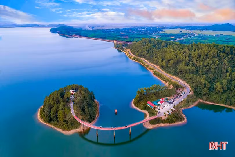 Du khách quốc tế, trong nước tham quan các điểm du lịch Hà Tĩnh