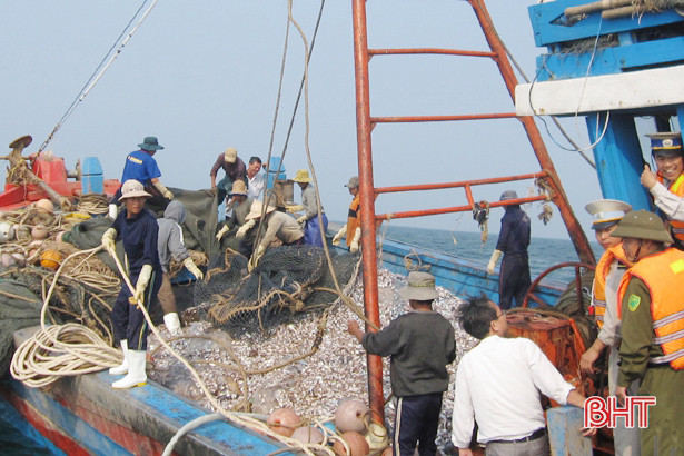 Bị phát hiện, 4 cặp tàu giã cào cắt lưới, bỏ chạy khỏi vùng biển Hà Tĩnh