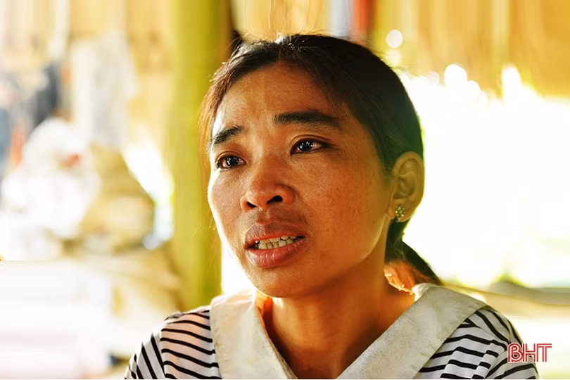 Nghẹn lòng người mẹ bệnh tật nuôi con nhỏ, sống lay lắt trong căn nhà dột nát ở vùng rốn lũ Hà Tĩnh