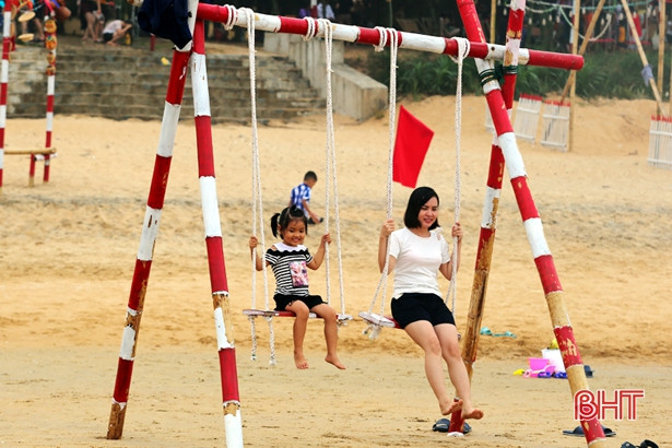 Bãi thoải, nước trong, biển Kỳ Anh “hút” khách trong kỳ nghỉ lễ