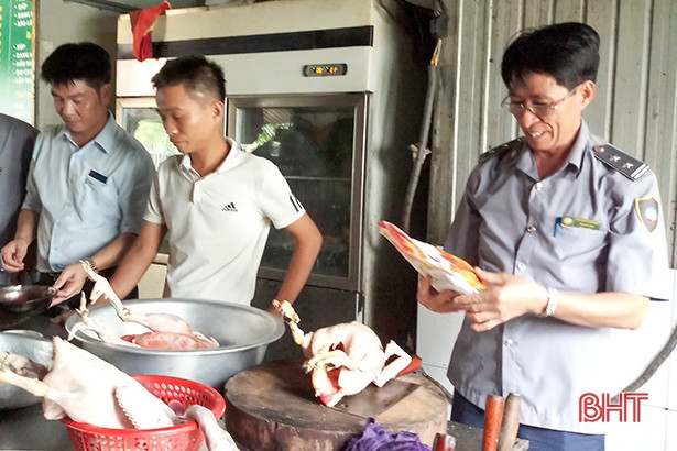 Kiểm tra 4 cơ sở trong ngày đầu ra quân Tháng hành động vì ATTP năm 2019