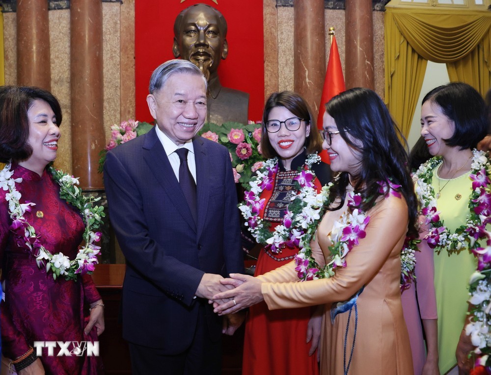 Tổng Bí thư, Chủ tịch nước Tô Lâm với các đại biểu được tôn vinh trong phong trào thi đua tham mưu giỏi, phục vụ tốt giai đoạn 2019-2024. (Ảnh: Lâm Khánh/TTXVN)