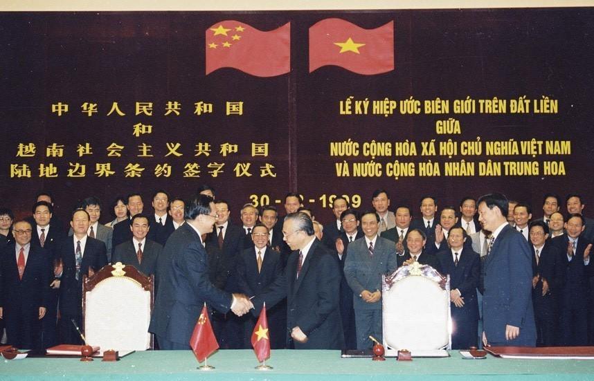 Ngày 30/12/1999, tại Hà Nội, Phó Thủ tướng, Bộ trưởng Bộ Ngoại giao Nguyễn Mạnh Cầm và Bộ trưởng Bộ Ngoại giao Trung Quốc Đường Gia Triền ký Hiệp ước biên giới trên đất liền giữa hai nước. (Ảnh: TTXVN)