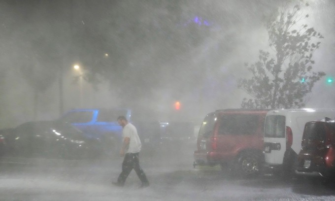 Bão Milton đổ bộ gây mưa to gió lớn ở Tampa, Florida, hôm 9/10. Ảnh: AP