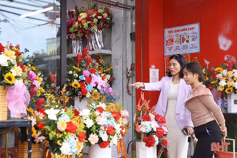 Nhiều mẫu hoa độc, lạ “phủ sóng” thị trường quà tặng 20/11