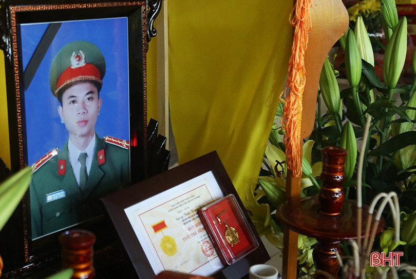 Trung ương Đoàn truy tặng huy hiệu “Tuổi trẻ dũng cảm” cho Đại úy Trần Trung Hiếu