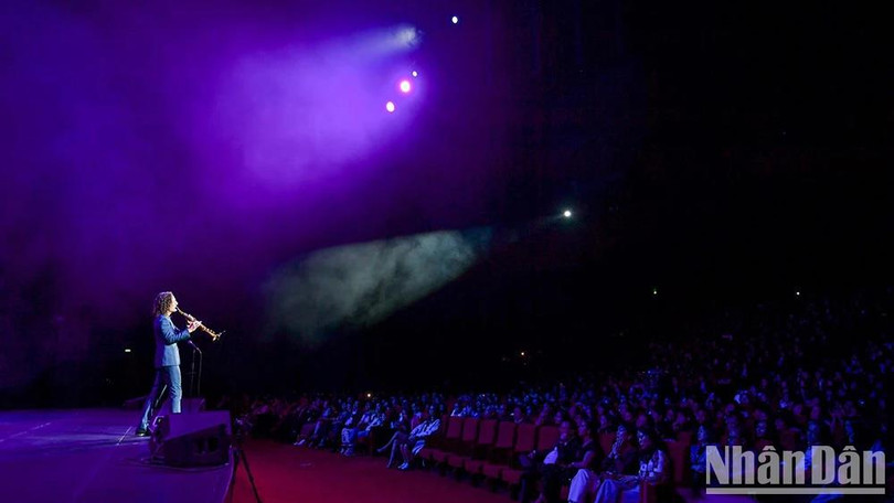 “Kenny G Live in Vietnam”: Đêm nhạc của cảm xúc