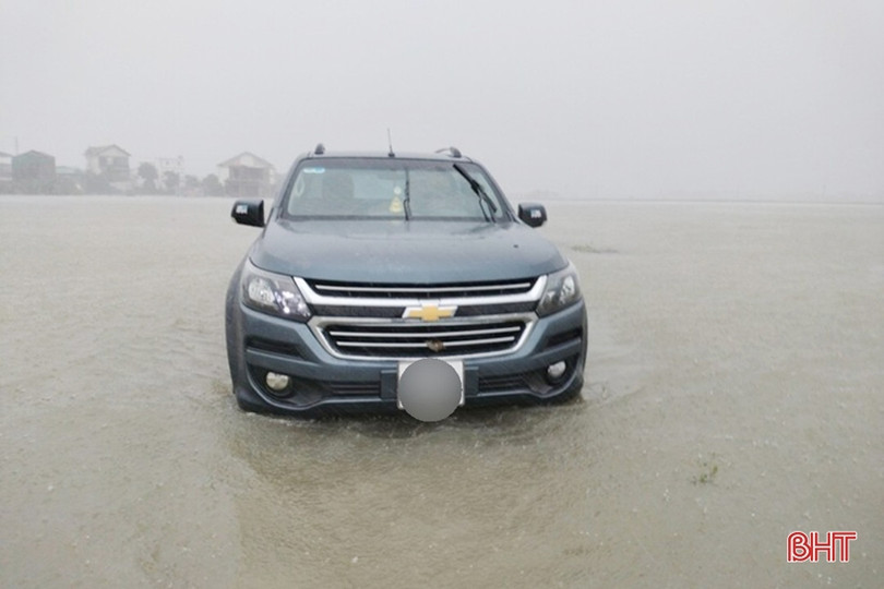 Mưa lớn gây ngập lụt nhiều nhà dân, học sinh nghỉ học