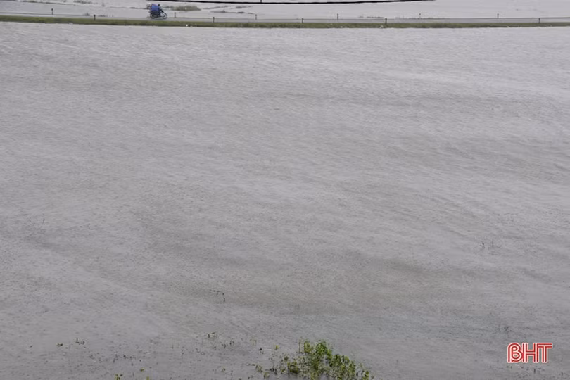 Mưa lớn gây ngập lụt nhiều nhà dân, học sinh nghỉ học