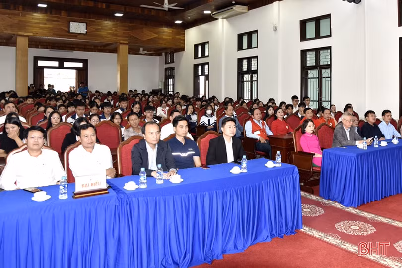 Trao hơn 7 tỷ đồng học bổng cho học sinh, sinh viên nghèo Hà Tĩnh