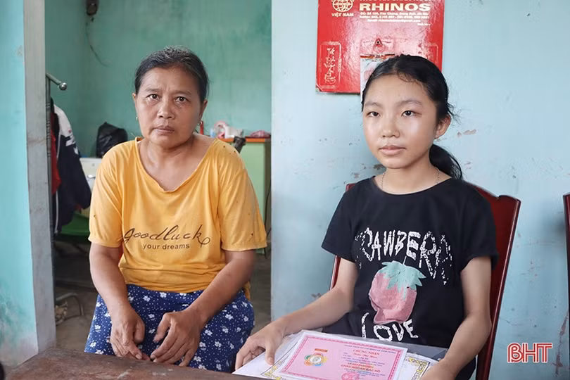 MS 2322: Xót xa hoàn cảnh của cô bé hiếu học có mẹ mắc bệnh tâm thần