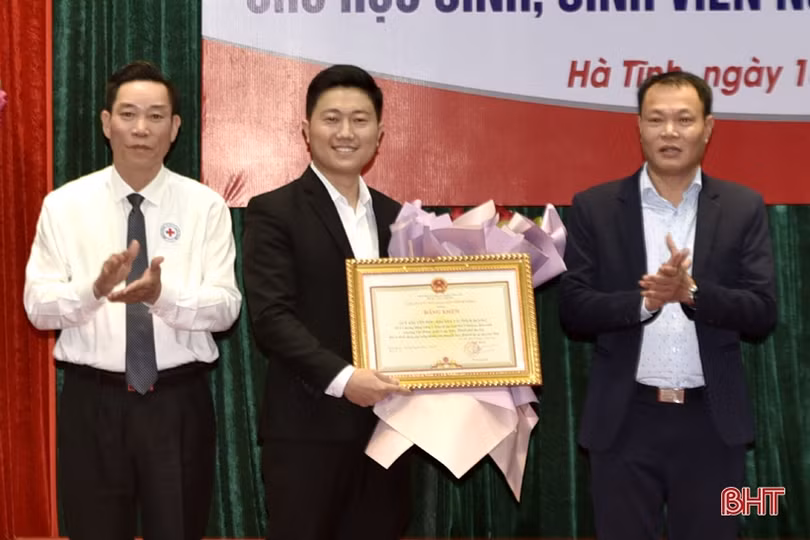 Trao hơn 7 tỷ đồng học bổng cho học sinh, sinh viên nghèo Hà Tĩnh