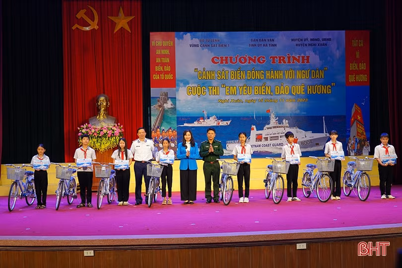 Ấm áp chương trình “Cảnh sát biển đồng hành với ngư dân”