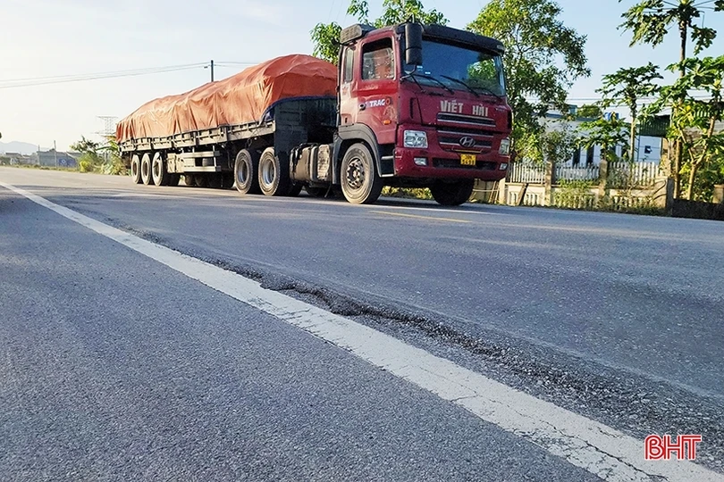 Tuyến đường TP Hà Tĩnh đi Hương Khê xuất hiện nhiều điểm hư hỏng