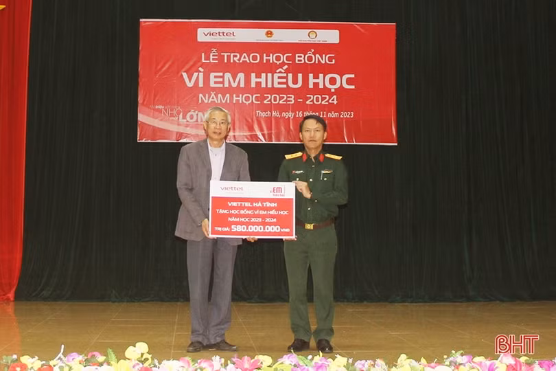 Trao học bổng “Vì em hiếu học” cho học sinh nghèo ở Thạch Hà