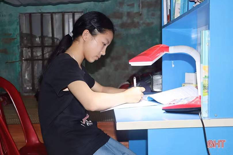 MS 2322: Xót xa hoàn cảnh của cô bé hiếu học có mẹ mắc bệnh tâm thần