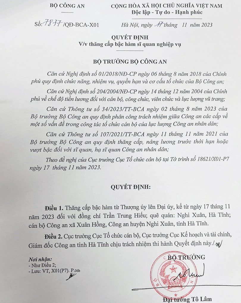 Bộ trưởng Bộ Công an thăng cấp bậc hàm Đại úy cho đồng chí Trần Trung Hiếu
