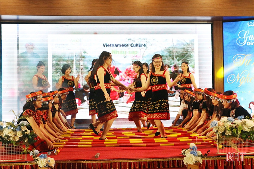 Đặc sắc các tiết mục văn nghệ “Tự hào nghề giáo” của Trường Albert Einstein