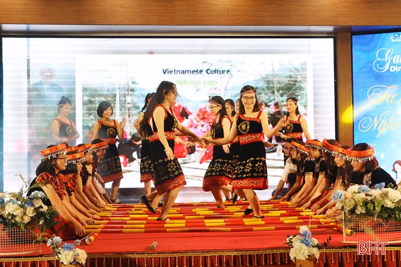 Đặc sắc các tiết mục văn nghệ “Tự hào nghề giáo” của Trường Albert Einstein