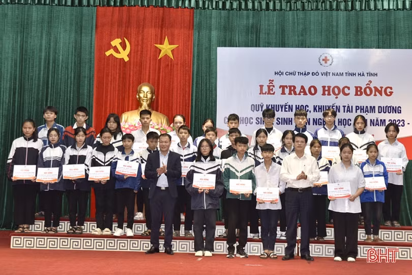 Trao hơn 7 tỷ đồng học bổng cho học sinh, sinh viên nghèo Hà Tĩnh