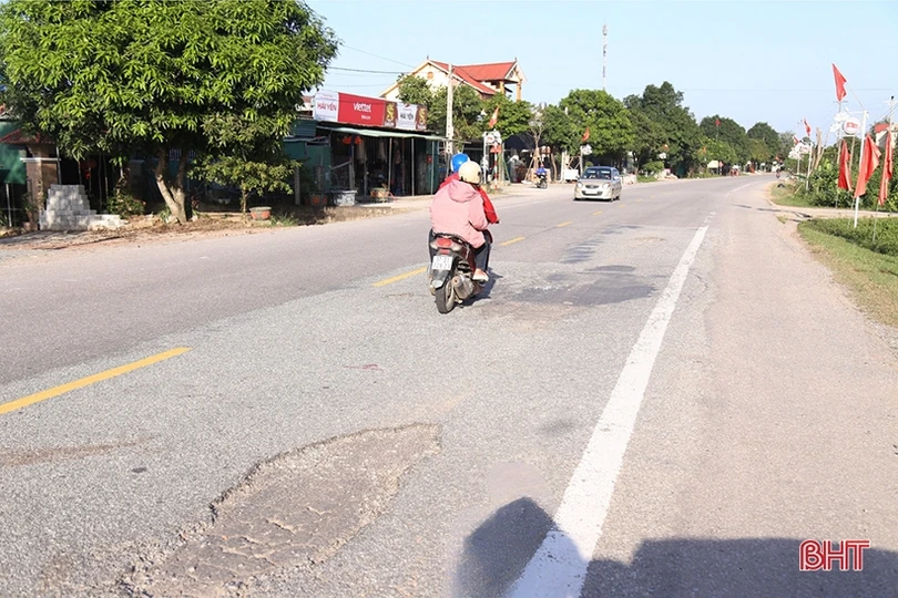 Tuyến đường TP Hà Tĩnh đi Hương Khê xuất hiện nhiều điểm hư hỏng