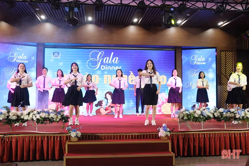 Đặc sắc các tiết mục văn nghệ “Tự hào nghề giáo” của Trường Albert Einstein