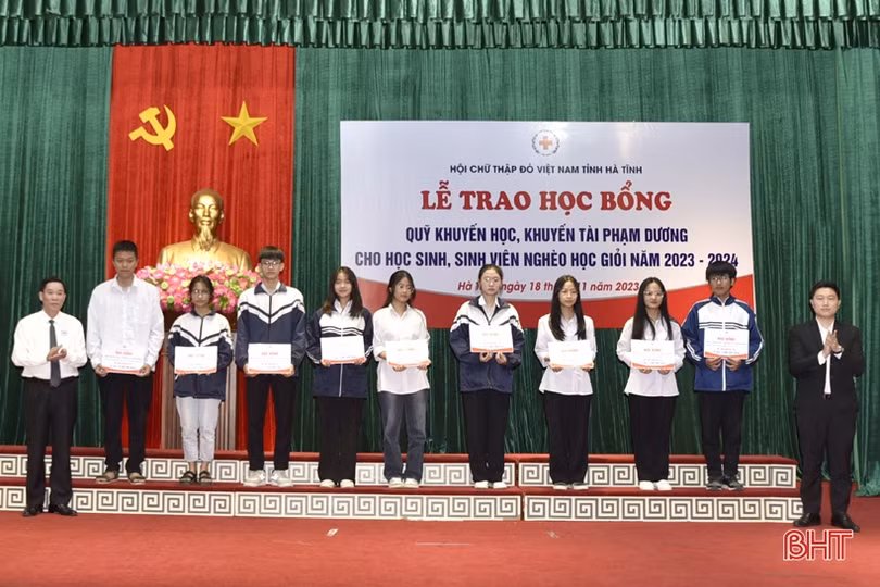 Trao hơn 7 tỷ đồng học bổng cho học sinh, sinh viên nghèo Hà Tĩnh