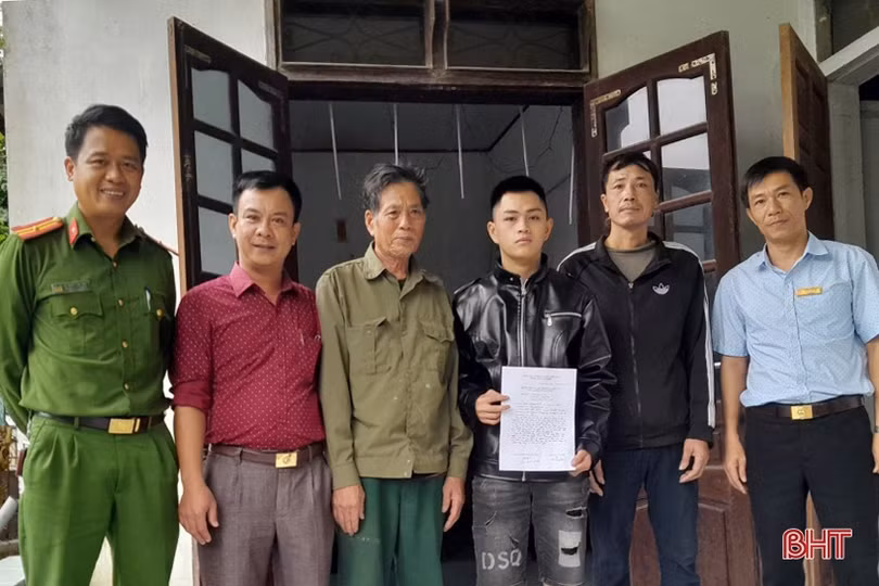 Viết đơn tình nguyện nhập ngũ, tiếp bước cha anh lên đường bảo vệ Tổ quốc