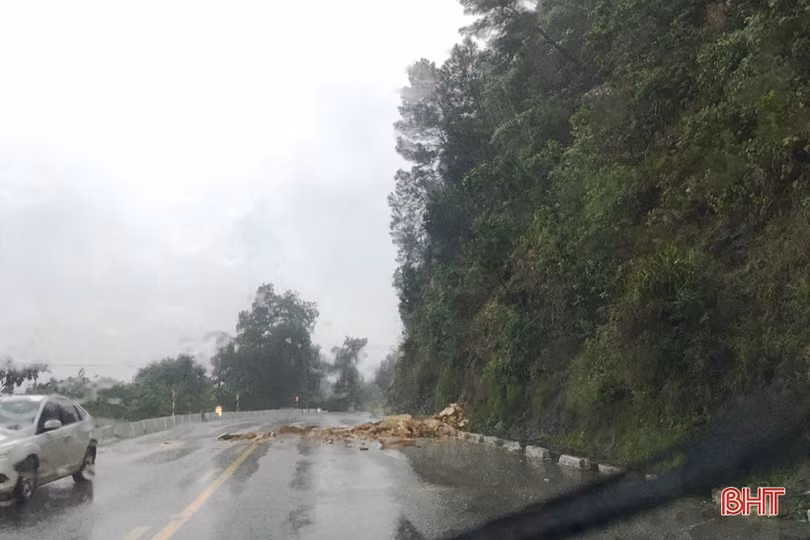 Đất ruộng bị vùi lấp, người dân huyện Kỳ Anh gặp khó trong sản xuất