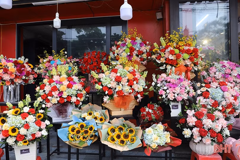 Nhiều mẫu hoa độc, lạ “phủ sóng” thị trường quà tặng 20/11